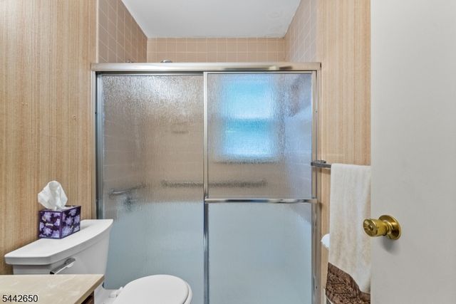 33 Walter Dr, Bloomingdale Boro, NJ 07403