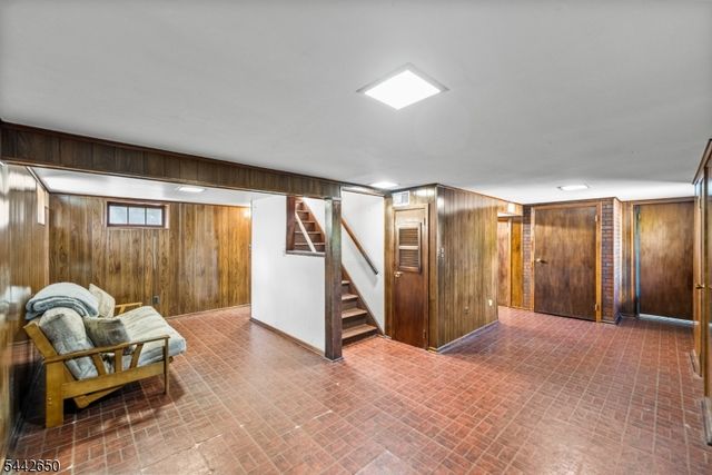 33 Walter Dr, Bloomingdale Boro, NJ 07403