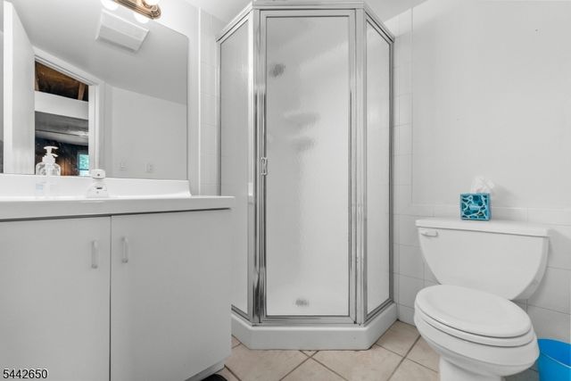 33 Walter Dr, Bloomingdale Boro, NJ 07403