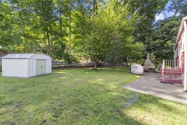 33 Walter Dr, Bloomingdale Boro, NJ 07403