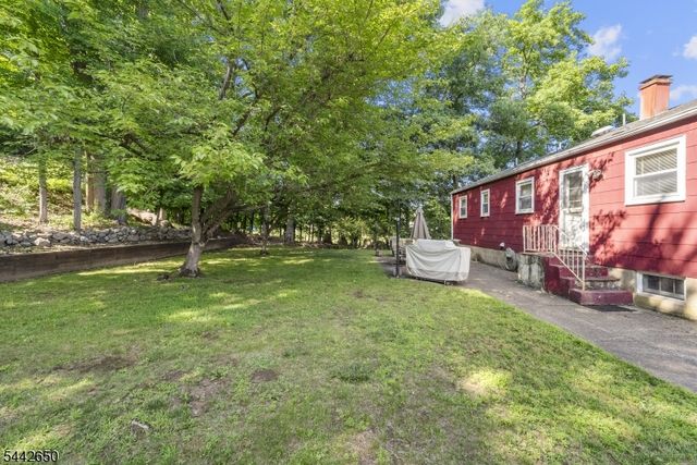 33 Walter Dr, Bloomingdale Boro, NJ 07403