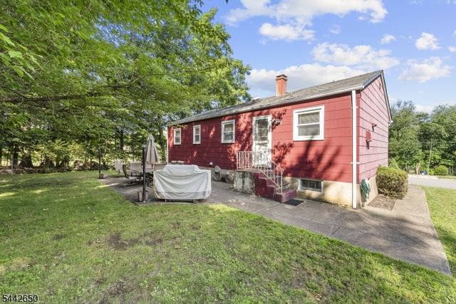 33 Walter Dr, Bloomingdale Boro, NJ 07403