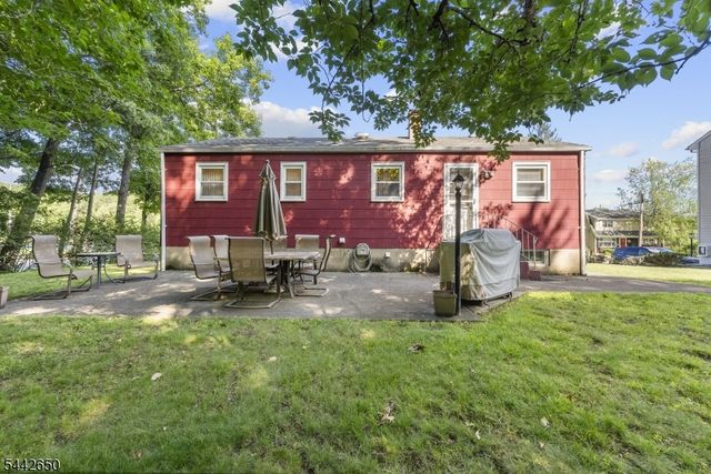 33 Walter Dr, Bloomingdale Boro, NJ 07403