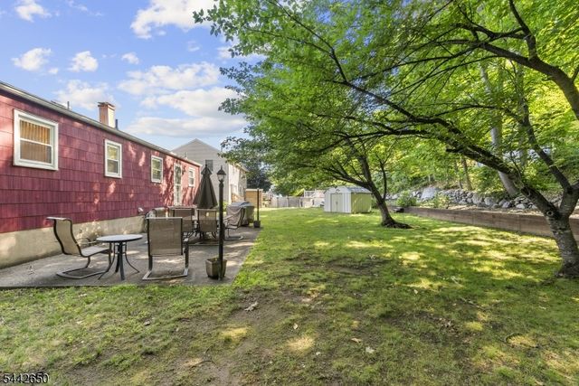 33 Walter Dr, Bloomingdale Boro, NJ 07403