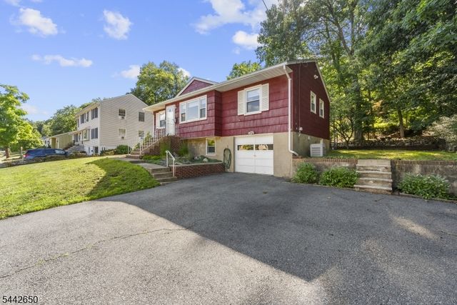 33 Walter Dr, Bloomingdale Boro, NJ 07403
