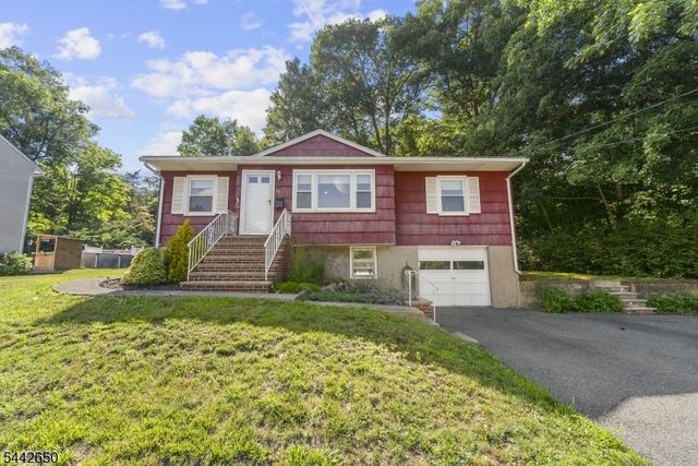 33 Walter Dr, Bloomingdale Boro, NJ 07403