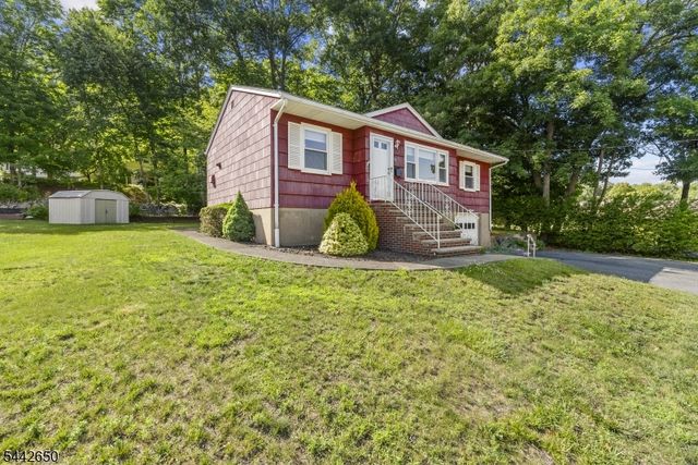 33 Walter Dr, Bloomingdale Boro, NJ 07403