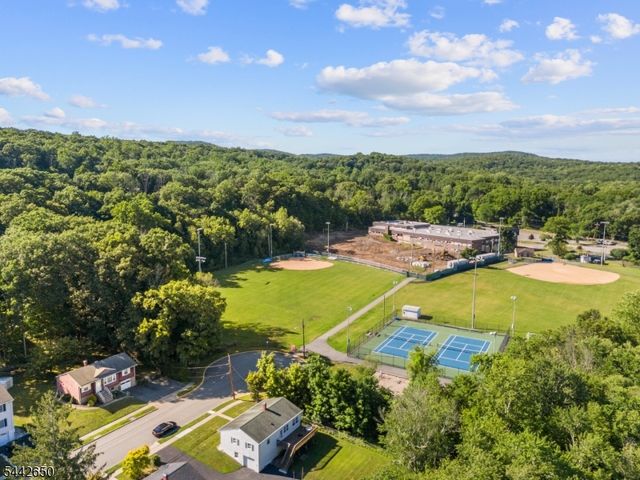33 Walter Dr, Bloomingdale Boro, NJ 07403