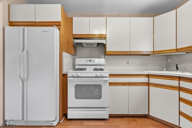 33 Walter Dr, Bloomingdale Boro, NJ 07403