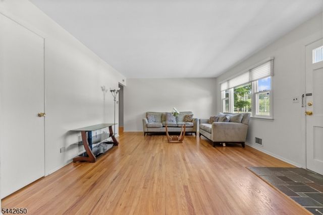 33 Walter Dr, Bloomingdale Boro, NJ 07403