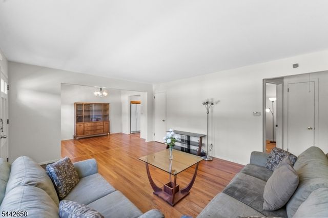 33 Walter Dr, Bloomingdale Boro, NJ 07403