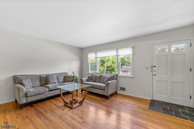 33 Walter Dr, Bloomingdale Boro, NJ 07403