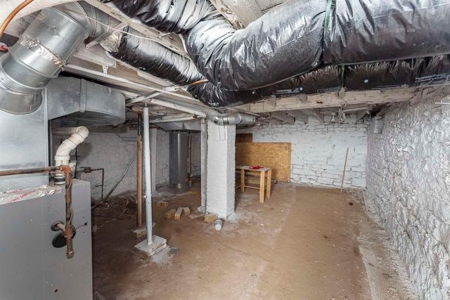 2202 Pershing Boulevard, Clinton, IA 52732