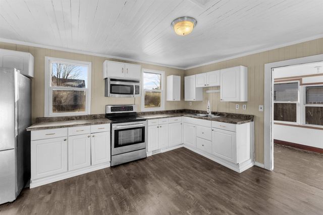 2202 Pershing Boulevard, Clinton, IA 52732