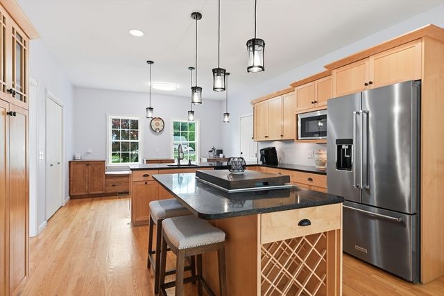 20 Raymond Cir, Westfield, MA 01085