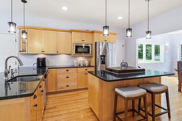 20 Raymond Cir, Westfield, MA 01085