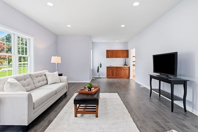 20 Raymond Cir, Westfield, MA 01085