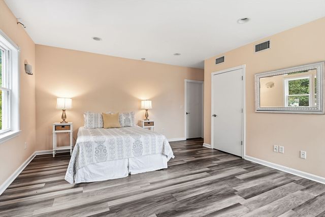 20 Raymond Cir, Westfield, MA 01085
