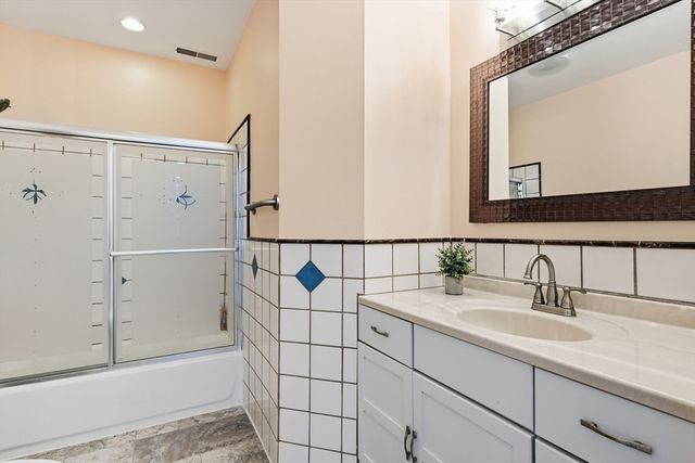 20 Raymond Cir, Westfield, MA 01085