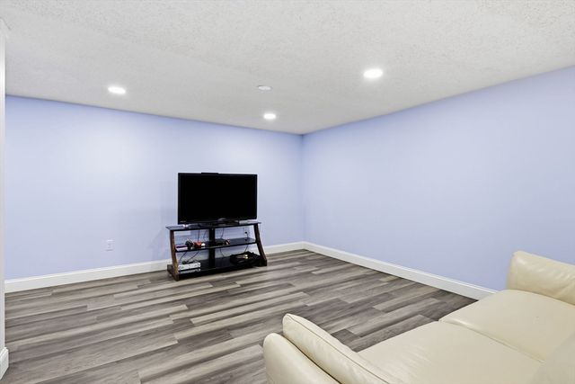 20 Raymond Cir, Westfield, MA 01085