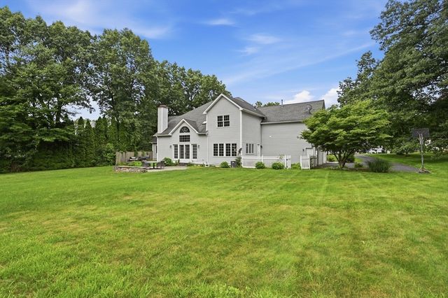 20 Raymond Cir, Westfield, MA 01085
