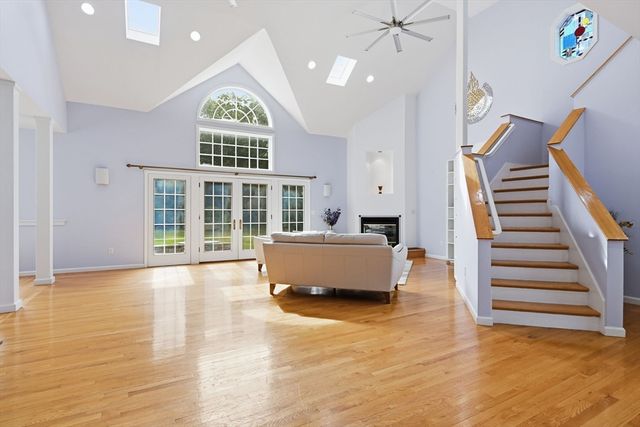 20 Raymond Cir, Westfield, MA 01085