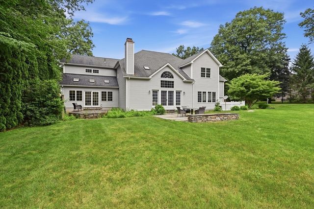 20 Raymond Cir, Westfield, MA 01085
