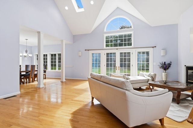 20 Raymond Cir, Westfield, MA 01085