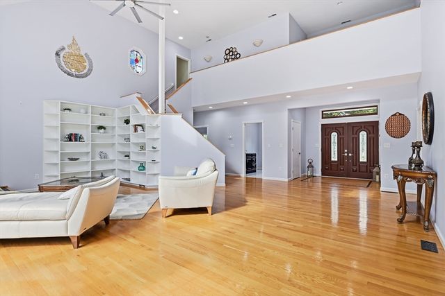 20 Raymond Cir, Westfield, MA 01085