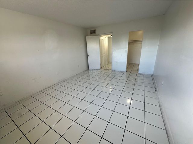 3700 NW 21st St 411, Lauderdale Lakes, FL 33311
