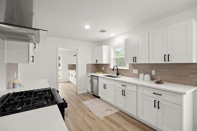 518 Whitecap Drive, El Lago, TX 77586