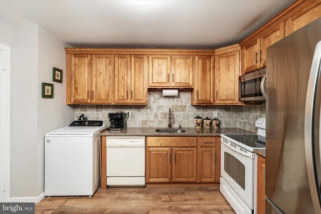 1N LAKE DRIVE, East Windsor, NJ 08520