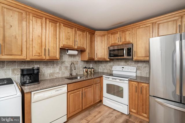 1N LAKE DRIVE, East Windsor, NJ 08520