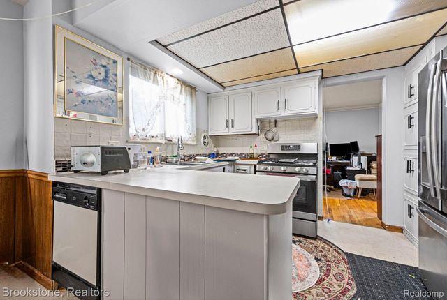 29434 Walker Drive, Warren, MI 48092