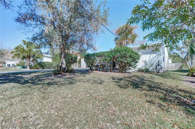 4871 Shady River LN, Fort Myers, FL 33905