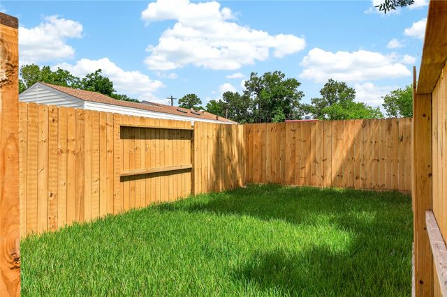 4822 Creekmont Drive A, Houston, TX 77091