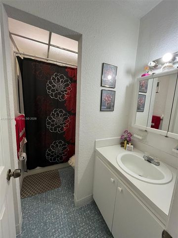 525 W 69th St 207, Hialeah, FL 33014