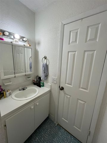 525 W 69th St 207, Hialeah, FL 33014