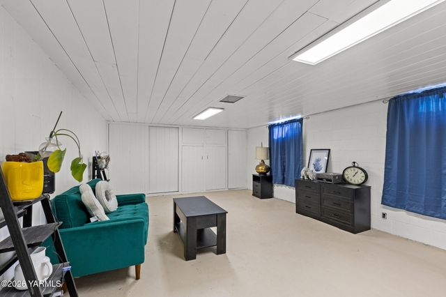 904 N 28th Ave, Yakima, WA 98902