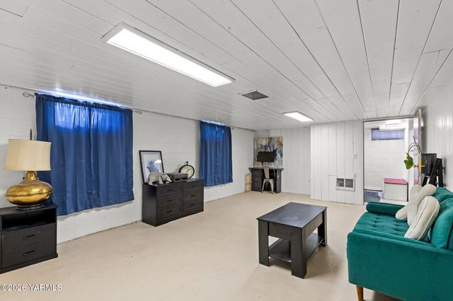 904 N 28th Ave, Yakima, WA 98902