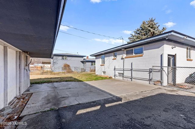 904 N 28th Ave, Yakima, WA 98902