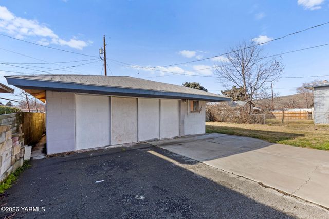 904 N 28th Ave, Yakima, WA 98902