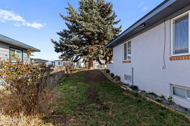 904 N 28th Ave, Yakima, WA 98902