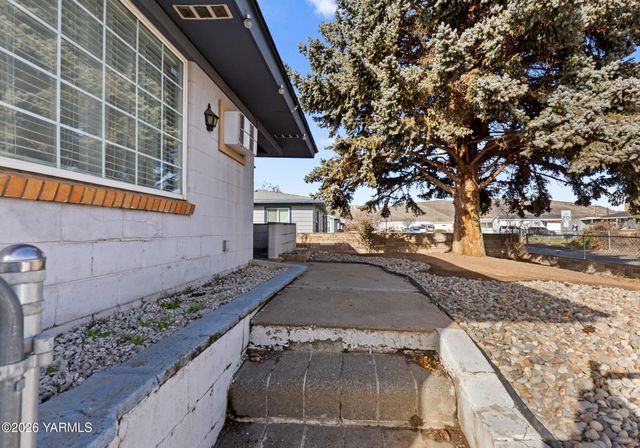 904 N 28th Ave, Yakima, WA 98902