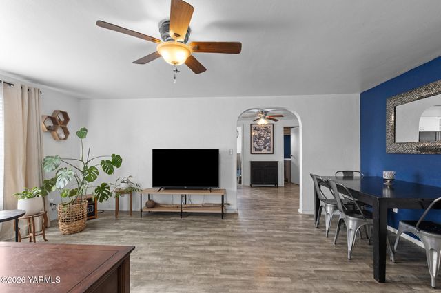 904 N 28th Ave, Yakima, WA 98902