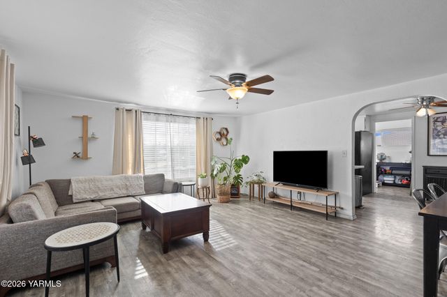 904 N 28th Ave, Yakima, WA 98902