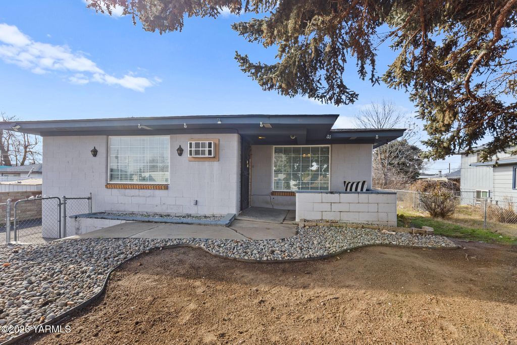 904 N 28th Ave, Yakima, WA 98902