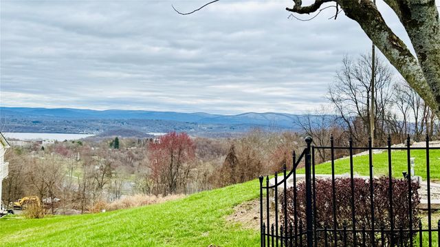 12 Wyms Heights Drive, Marlboro, NY 12542