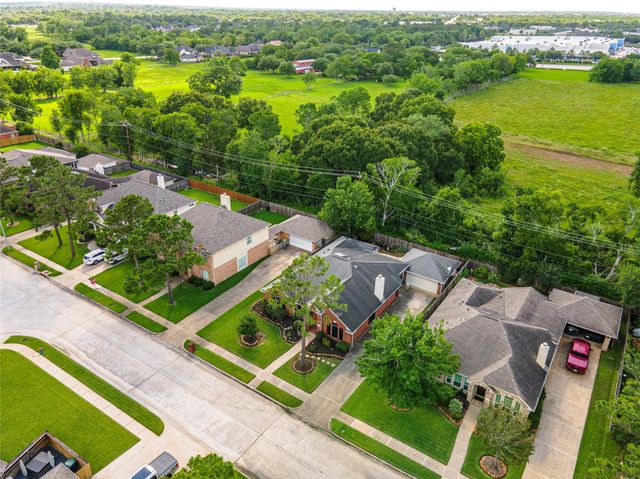 3522 Pine Chase Drive, Pearland, TX 77581