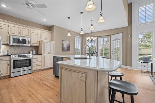 20306 W 99th Terrace, Lenexa, KS 66220